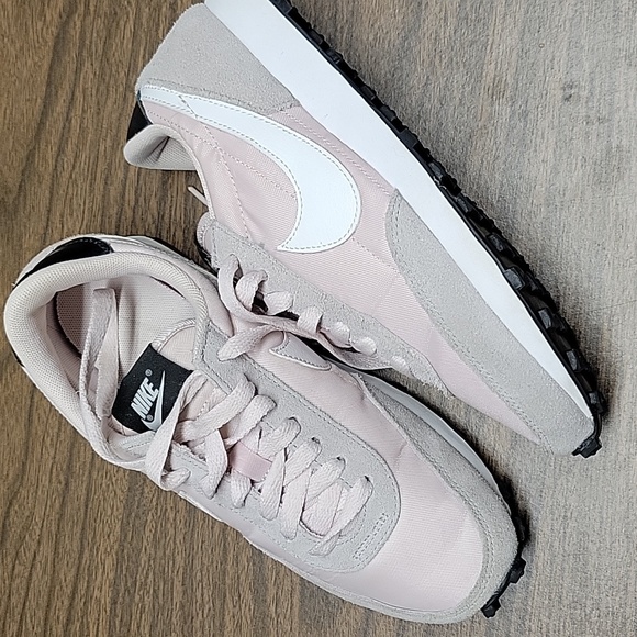 Nike Women's Daybreak 'Barely Rose' Retro sneakers. Like New - Picture 11 of 11